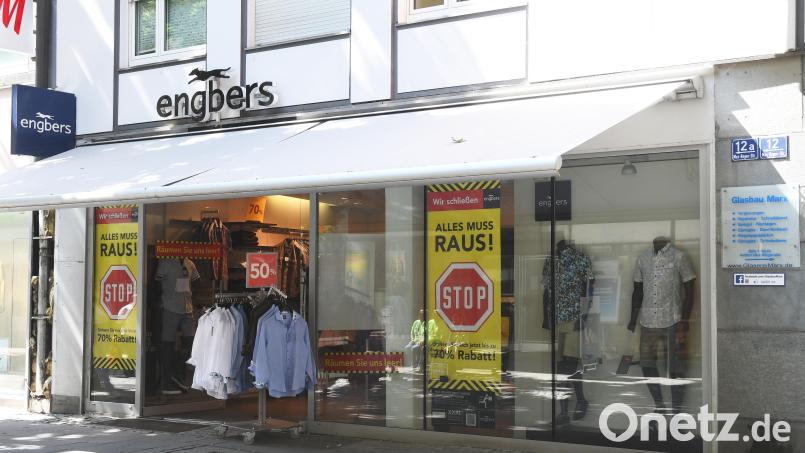 Es tut sich wieder was in der Geschäftswelt in Weidens Innenstadt: Im Moment läuft der Ausverkauf. Die Engbers-Modefiliale in der Max-Reger-Straße 12a in Weiden wechselt im Oktober den Standort. Bild: Gabi Schönberger