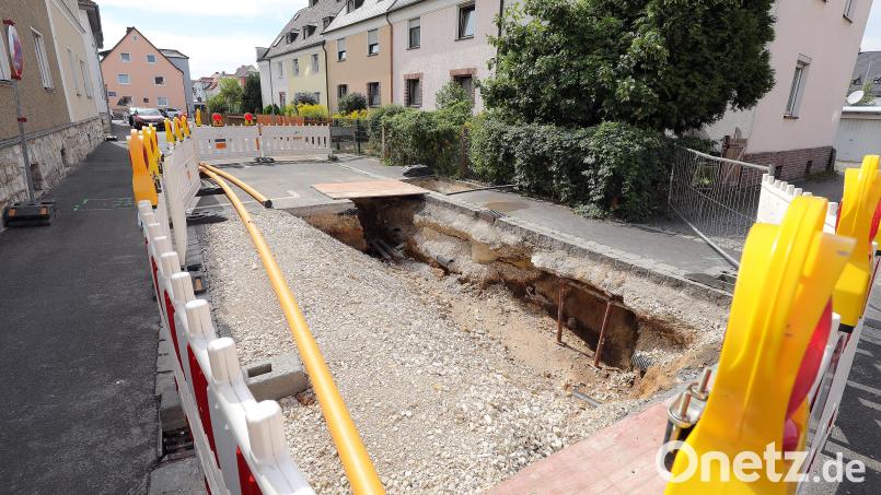 So sieht es seit einer Woche in der Meillerstraße aus. Unter der Fahrbahn hat sich die Erde aufgetan. Bild: Wolfgang Steinbacher