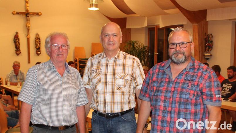 Hans Hollederer (links) und Armin Kiener (rechts) folgten der Einladung von Bürgermeister Walter Schauer (Mitte) und berichteten über ihre Erfahrungen zum Thema Nahwärmenetz. Bild: mnt