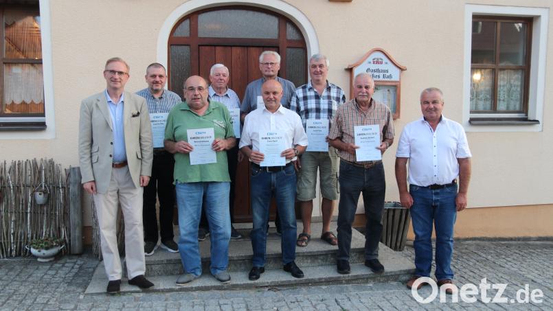 Bei der Ortshauptversammlung des CSU-Ortsverbandes wurden langjährige Mitglieder geehrt. Bild: ral