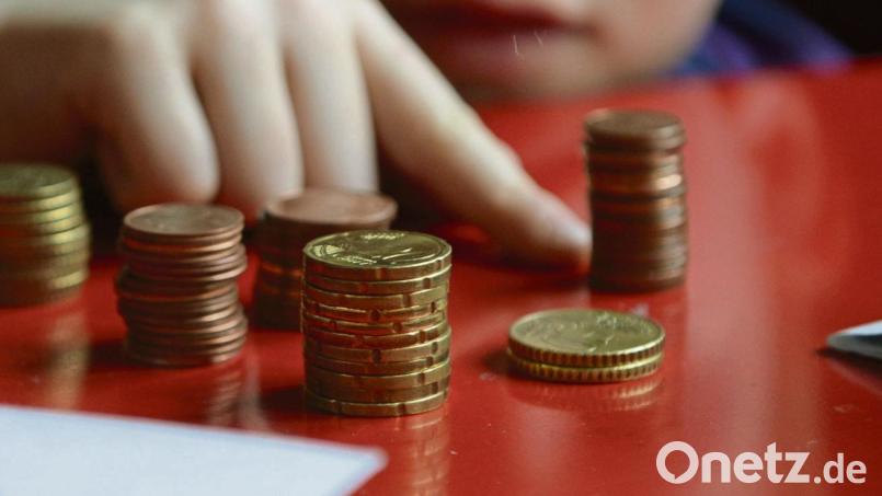Reicht das Ersparte schon aus? Haben Kinder einen größeren Wunsch, müssen sie oft ihr Taschengeld zurücklegen. Symbolbild: Jens Kalaene/dpa