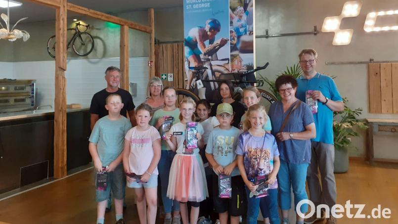 Eine Führung beim Fahrradhersteller Cube in Waldershof bot das Pechlattenfixner Dorftheater im Rahmen des Ferienprogramms an. Wolfgang Heider (hinten links) brachte den Kindern und ihren Betreuern viel Wissenswertes über die Firma und die Radproduktion nahe. Bild: Pechlattenfixner Dorftheater/exb