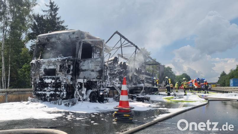 Ein Lastwagen ist am Freitagvormittag auf der Autobahn A93 zwischen den Anschlussstellen Falkenberg und Wiesau komplett ausgebrannt. Er war mit Kühlaggregaten beladen. Der Fahrer blieb unverletzt. Bild: Feuerwehr Wiesau/Nico Tretter