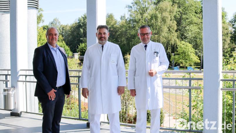 Professor Dr. Achim Benditz (Mitte) wurde als leitender Arzt der Sektion Orthopädie und Wirbelsäulenchirurgie am Standort Marktredwitz vorgestellt. Geschäftsführer Alexander Meyer (links) und Dr. Philipp Koehl, Ärztlicher Direktor und Chefarzt, freuen sich über die Verstärkung. Bild: Klinikum Fichtelgebirge/exb