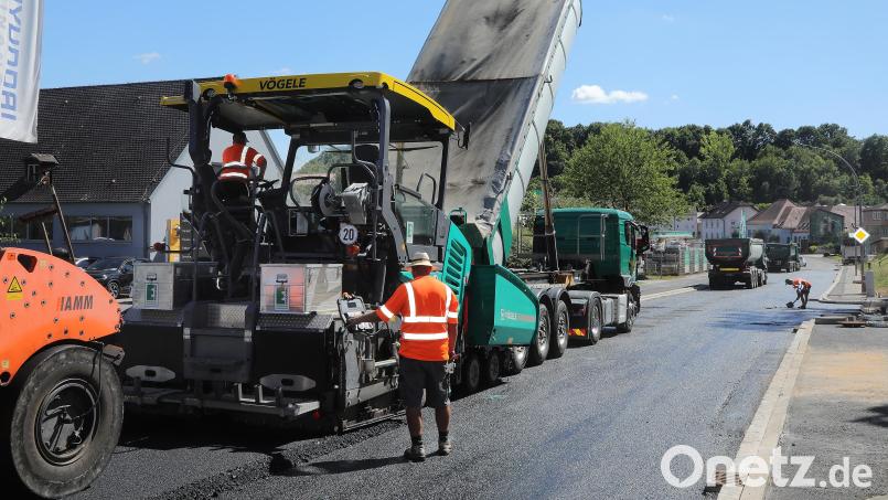 In der Sulzbacher Straße in Amberg laufen derzeit noch die Asphaltierungsarbeiten. Bild: Wolfgang Steinbacher