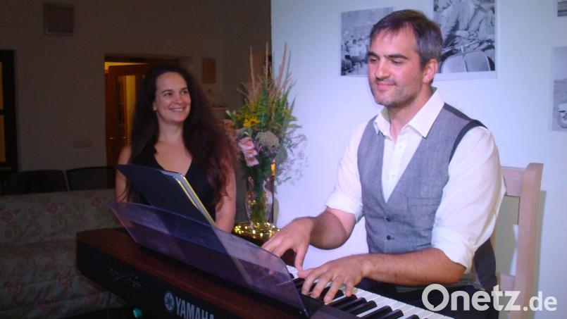 Caroline Bauernfeind hatte einen italienischen Abend in Großbüchlberg organisiert, ihr Ehemann Julian Oswald spielte auf dem E-Piano. Bild: wmr