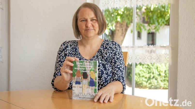 Heidi Braunreuther aus Immenreuth mit ihrem neuen Buch &quot;Mary Engels – Mosaiksteine glitzern auch im Dunkeln&quot;, das sie selbst verlegt hat. Es handelt von der 14-jährigen Mary, die bei einem Unfall ihre Sehfähigkeit verliert. Bild: sfo