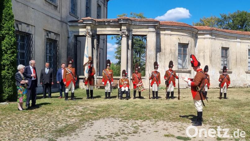 Im Schlossgarten von Křimice bei Pilsen werden der 75. Geburtstag von Fürstin Elisabeth von Lobkowicz sowie der 80. Geburtstag von Fürst Jaroslaw von Lobkowicz gefeiert: Fürstin Elisabeth von Lobkowicz, Fürst Jaroslaw von Lobkowicz, der Waldthurner Bürgermeister Josef Beimler, Markus Ludwig (Bürgermeister Störnstein) und eine Delegation der &quot;Historisch Hochfürstlich Lobkowitzischen Grenadier Garde der Gefürsteten Grafschaft Sternstein&quot; (von links). Bild: fvo