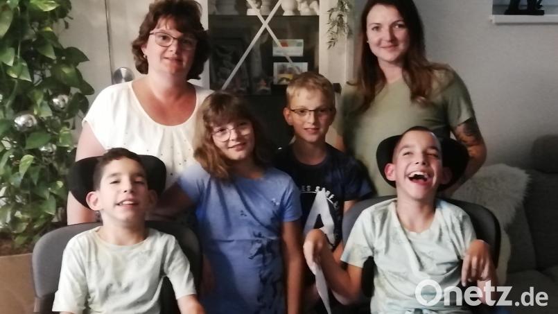 Irmgard Forster mit Kindern Simon und Anja bei der Übergabe der Spende an Sonja Witt mit Daimien und Malik, im Rollstuhl sitzend. Bild: Stefan Forster/exb