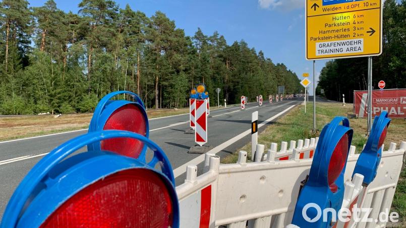 An dieser Stelle der B470 vor Weiden sind die Bauarbeiten, um Risse und Schäden der Fahrbahn auszubessern, in vollem Gange. Von 26. bis 30. August ist die Straße deshalb komplett gesperrt. Bild: Gabi Schönberger