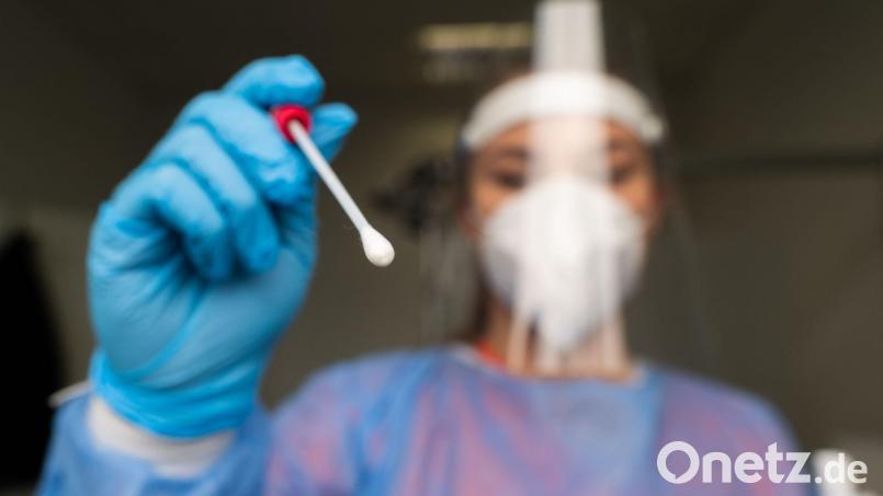 Die Corona-Inzidenzen sinken in Weiden und dem Landkreis Neustadt/WN auch in dieser Woche weiter Symbolbild: Julian Stratenschulte/dpa