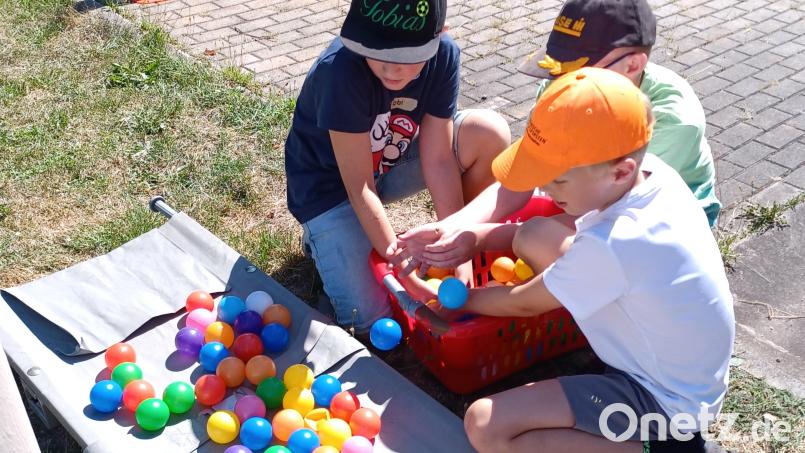 Bunte Bälle, die auf einer Trage transportiert werden müssen, sind nur eine von sieben Stationen des Ferienprogramms im Ortsteil Pfrentsch. Bild: fjo
