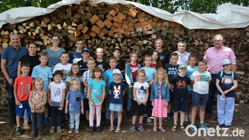 25 Kinder beteiligten sich an der Ferienprogramm-Aktion des Großenseeser Schützenvereins. Über das Interesse freuten sich (hinten, von links) Kreisjugendring-Vorsitzender Jürgen Preisinger, Jugendbeauftragte Tanja Wettinger, Jugendleiterin Christine Gradl sowie (von rechts) Bürgermeister Johann Burger, Schützen-Vorsitzender Helmut Kipferl und Jugendleiterin Josef Haberkorn. Bild: jr
