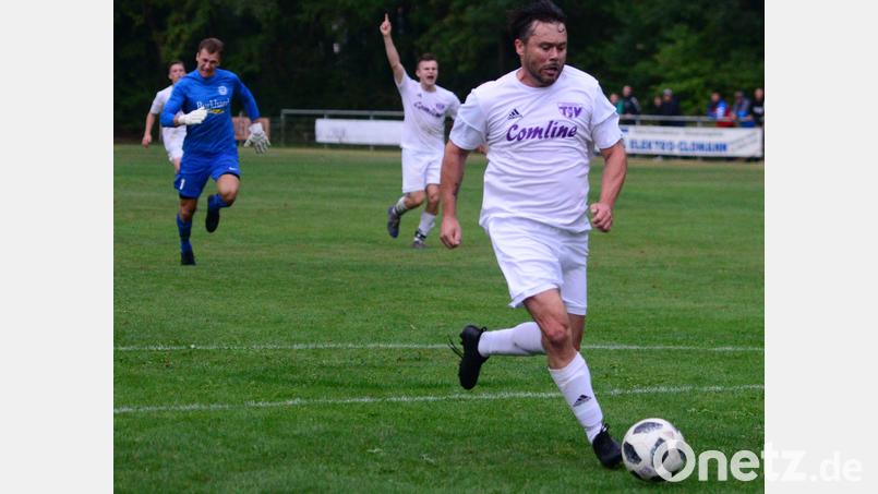 Vaclav Bezdicka läuft mit dem Ball ins leere Tor: Der 49-jährige Tscheche sorgte am Samstag mit seinem Treffer in der Nachspielzeit für den 2:0-Derbysieg des TSV Detag Wernberg. Bild: A. Schwarzmeier