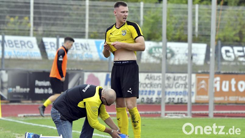 Von einer leichten Knöchelverletzung lässt sich Mario Schmien (rechts) nicht aufhalten: Der FC Amberg will gegen den TSV Waldkirchen in der Erfolgsspur bleiben. Bild: Hubert Ziegler