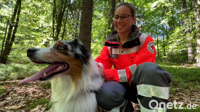 Hundeführerin Marie Hirsch und ihr Hund Joschi sind ein gut eingespieltes Team: Späetstens im nächsten Jahr wollen sie zur Rettunsghundeprüfung antreten. Bild: eik