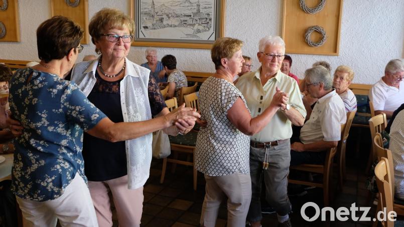 Der AWO-Seniorenkreis macht mit seinem musikalischen Unterhaltungsnachmittag den Anfang der Flosser Kirwa. Dabei darf ein Tänzchen nicht fehlen. Bild: le