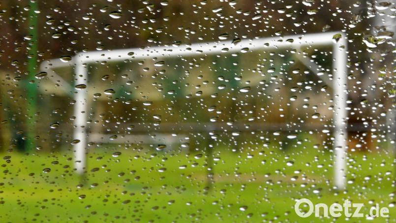 Das Spiel des SV Mitterteich bei der SG Quelle Fürth wurde nach sintflutartigen Regenfällen kurzfristig abgesagt. Symbolbild: Ziegler