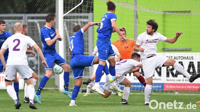 Dicke Luft im Wernberger Strafraum: Die SpVgg SV Weiden II und der TSV Detag trennten sich am Freitagabend mit einem gerechten 1:1. Bild: Büttner
