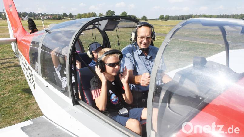Bereit machen zum Abflug: 25 Kinder sind am Freitag im durch das Ferienprogramm des Weidener Jugendzentrums auf dem Flugplatz Latsch unterwegs. Bild: Gabriele Schönberger