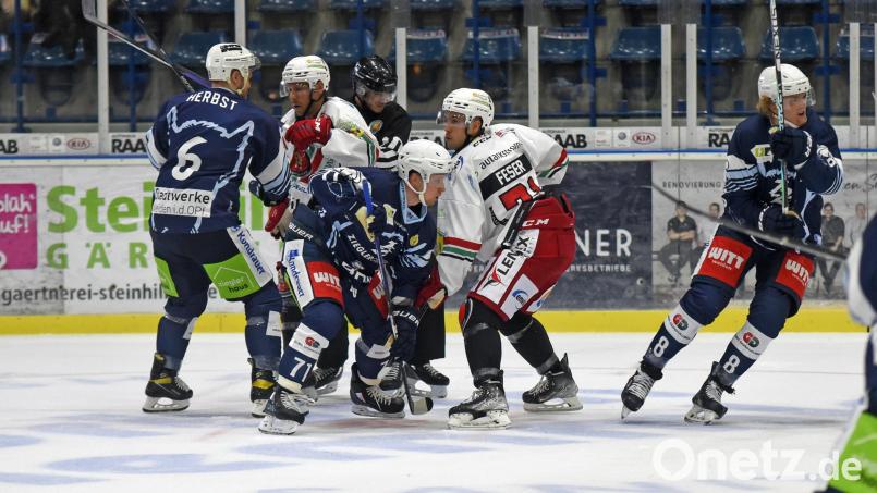 Die Blue Devils Weiden (blaue Trikot) gewannen ihr erstes Testspiel gegen die Eispiraten Crimmitschau mit 6:3. Bild: Gebert