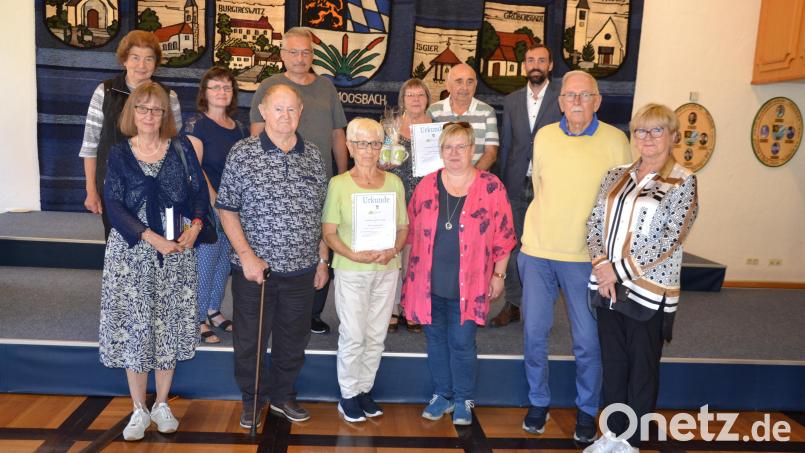 Bürgermeister Armin Bulenda (Dritter von rechts) ehrt die langjährigen Urlaubsgäste und dankt ihnen für die Treue zur Urlaubsgemeinde Moosbach. Bild: gi