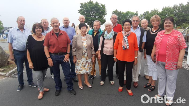 Vor 60 Jahren machten sie ihren Abschluss an der vierklassigen Mittelschule in Kemnath. Organisiert hatten das Treffen Edeltraud Hartmann (Fünfte von rechts) und Herbert König (Sechster von rechts). Bild: gis