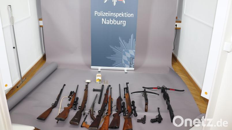 Die Polizei stellte bei einem 52-Jährigen eine ganze Reihe scharfer Waffen, Munition und Spürengstoff sicher. Bild: Polizei Nabburg/exb