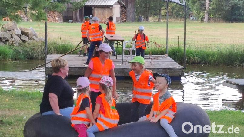Nach Wald, Bäumen und Früchten geht&#039;s ans Toben auf Floß und Gummireifen im großen Weiher. Bild: fjo
