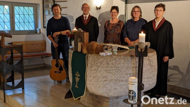 Robert Baier, Lektor Werner Schlöger, Heidi Raab, Organistin Regina Kraitzek und Prädikantin Gertraud Burkhardt (von links) feierten den Gottesdienst „Wegzehrung“ in der Immenreuther Christuskirche. Bild: jzk