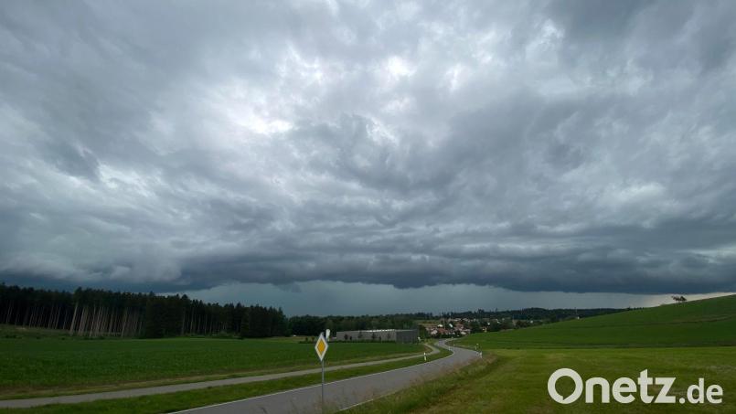 Dunkle Wolken ziehen vorbei und bringen Starkregen und Gewitter mit sich. Symbolbild: Davor Knappmeyer/dpa