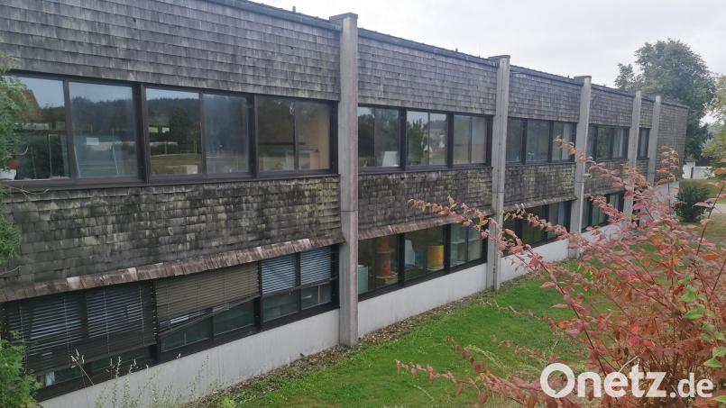 Für die ehemalige Hauptschule in Schönsee wird eine passende Nachnutzung gesucht. Sie muss saniert werden. Bild: Winderl, Kristin [wrl]