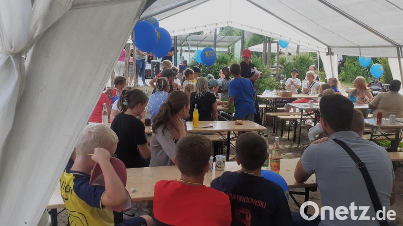 Da war ganz schön was los: Alle Hände voll zu tun gab es bei der Kinderölympiade des Lions Clubs Tirschenreuth. 150 Buben und Mädchen machten mit und sollten natürlich auch kulinarisch gut versorgt werden. Unterstützung bekam der Club von der Turngemeinschaft Tirschenreuth. Bild: ubb