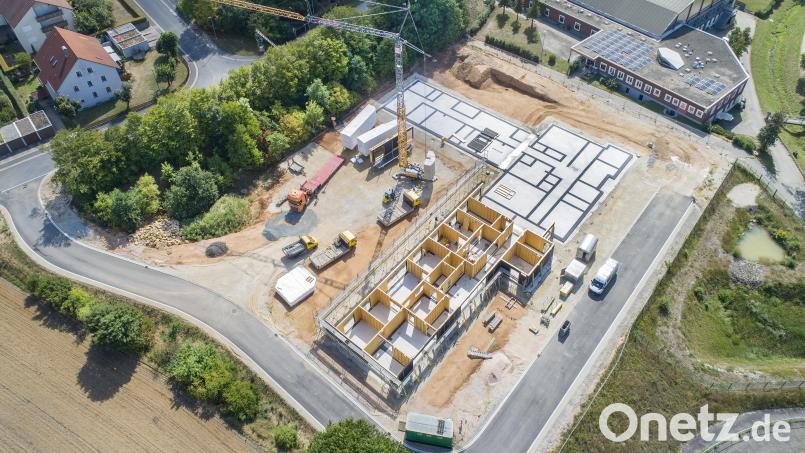 Am Neubau der Kita &quot;Eulenland&quot; an der Schießstätte nördlich des Sportparks werden derzeit die Holzwände aufgestellt. Bild: Thilo Hierstetter