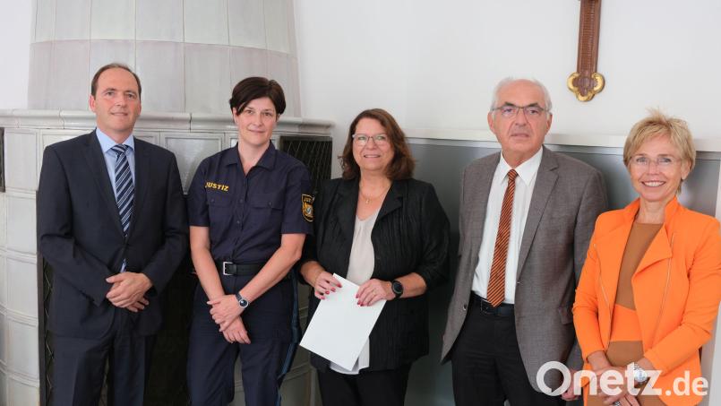 In vertrauter Runde erfolgte die Verabschiedung von Christa Kelsch (von links): Walter Pilhofer, Geschäftsleiter des Landgerichts, Personalratsvorsitzende Tanja Wendl, Christa Kelsch, Landgerichtspräsident Harald Riedl und Jutta Schmiedel, Vizepräsidentin des Landgerichts. Bild: usc