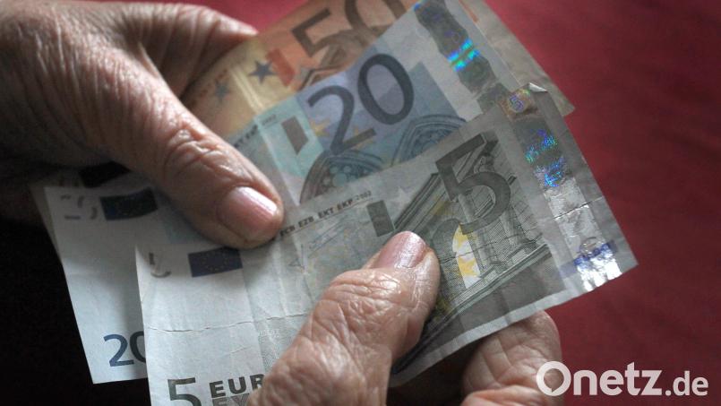 Eine Ambergerin hat Geld auf ein ihr unbekanntes Konto überwiesen. Ihr vermeintlicher Sohn hatte sie darum gebeten. Symbolbild: Karl-Josef Hildenbrand/dpa