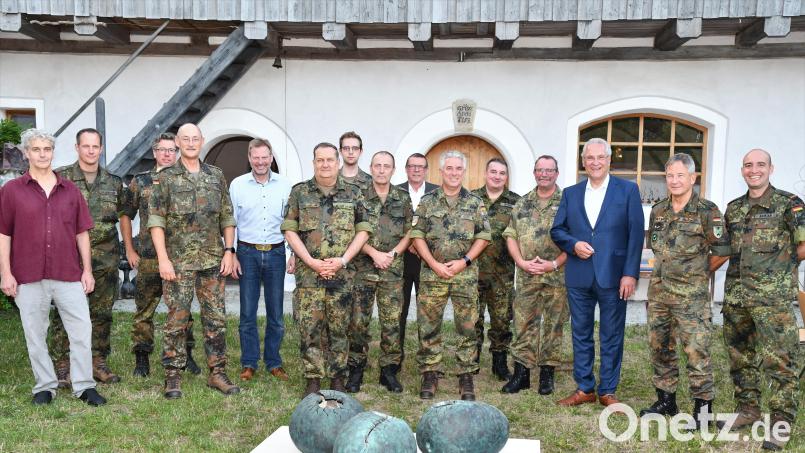Eine Delegation des Landeskommando Bayern macht Halt beim Alten Pfarrhof in Aschach. Links der Hausherr des Kunstprojekts Robert Diem, Vierter und Fünfter von links General Thomas Hambach und Bürgermeister Alwin Märkl, Dritter von rechts Innenminister Joachim Hermann. Bild: sche