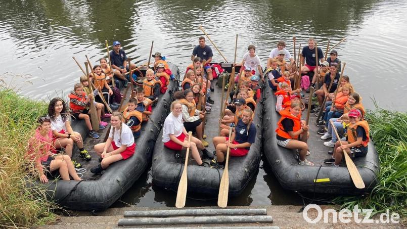 Einen Riesenspaß hatten die Kinder beim Schlauchbootfahren mit der Wasserwacht. Bild: Daniel Krause/exb