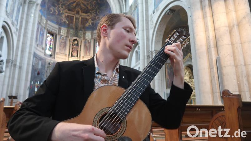 Peter Ermer beeindruckte mit seinem Gitarrenspiel. Bild: Kunz