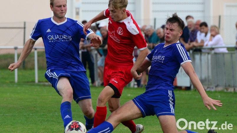 Der Nabburger Finn Grünbauer (Mitte) wird hier von Lukas Kraus und Alexander Schmidl in die Zange genommen. Der TV siegte in Schmidgaden mit 4:1. Bild: ham