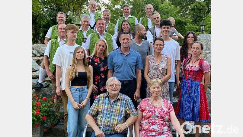 Willi Prechtl (vorne, sitzend) feierte mit seiner Familie 80. Geburtstag. Auch die „Mehlmeiseler Dorfmusikanten“ (im Hintergrund) gratulierten. Bild: gis