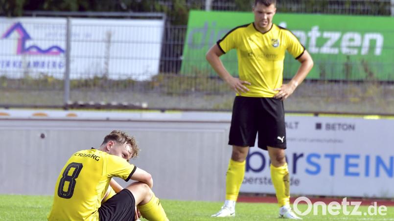 Fix und fertig und am Boden zerstört: die 1:4- Heimniederlage gegen den TSV Waldkirchen hat bei den Spielern des FC Amberg (im Bild Leon Kipry, links und Lukas Rubenbauer, rechts) Spuren hinterlassen. Bild: Hubert Ziegler
