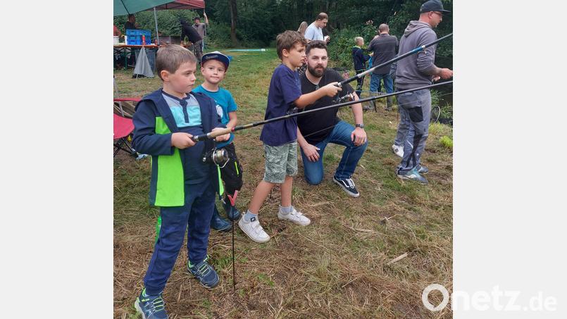 Die Anglerfreunde St. Benedikt aus Windischeschenbach veranstalten eine Kinderolympiade in der Freizeitanlage Neustadt/WN . Bild: Daniela Gmeiner/exb