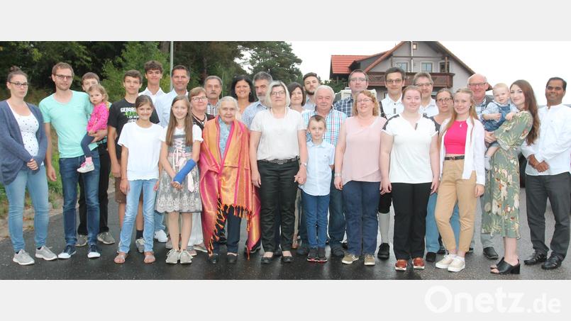 Dorothea Bock (mit indischen Ehrentuch) freut sich über die vielen guten Wünsche zum 90. Geburtstag. Bild: pi