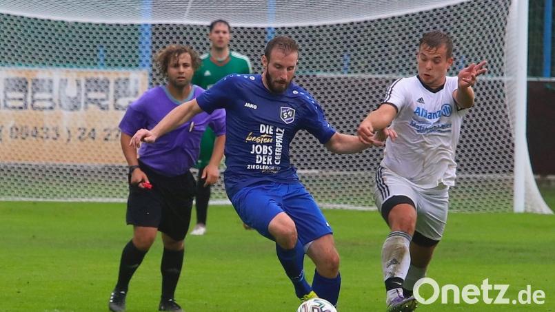 Nach Jahrzehnten wurden in Etzenricht neue Fußballtore aufgestellt. Den SVE-Angreifern wie Johannes Pötzl (links) brachte das weiß lackierte Aluminium kein Glück. Der SV Schwarzhofen entführte mit 2:1 die Punkte. Bild: war