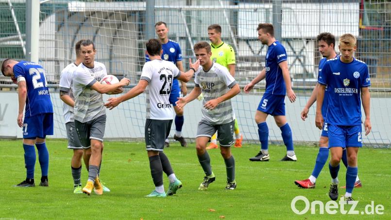 David Bezdicka (mit Ball) erzielte in Würzburg bereits seinen siebten Saisontreffer. Dennoch verlor die SpVgg SV Weiden das Auswärtsspiel mit 1:2. Bild: Werner Franken