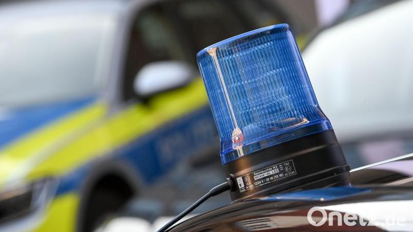 Ein Blaulicht ist auf dem Dach eines Einsatzfahrzeuges der Polizei zu sehen. Symbolbild: Hendrik Schmidt/dpa