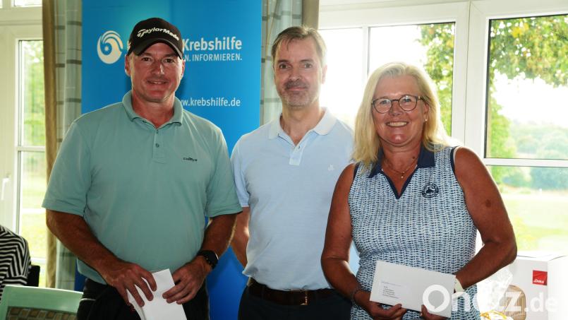 Christian Greiten, Deutsche Krebshilfe (Mitte), überreicht Dieter Gradl (links) und Antje Schiener (rechts) die Siegerpreise. Bild: bey