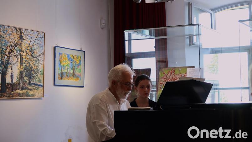 Jakob Schröders Klavierkonzert kam sehr gut an beim Publikum. Diesmal konnten Zuhörer auch durch die geöffnetem Fenster im Rosengarten vor dem MQ den Klängen lauschen. Bild: ubb