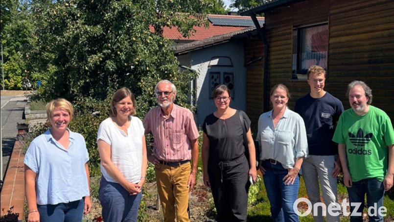 Politikerinnen der Grünen besuchten den Bio-Obstbetrieb von Hans-Michael Pirtsch in Pfreimd. Bild: Veronika Peters-Brunner/exb